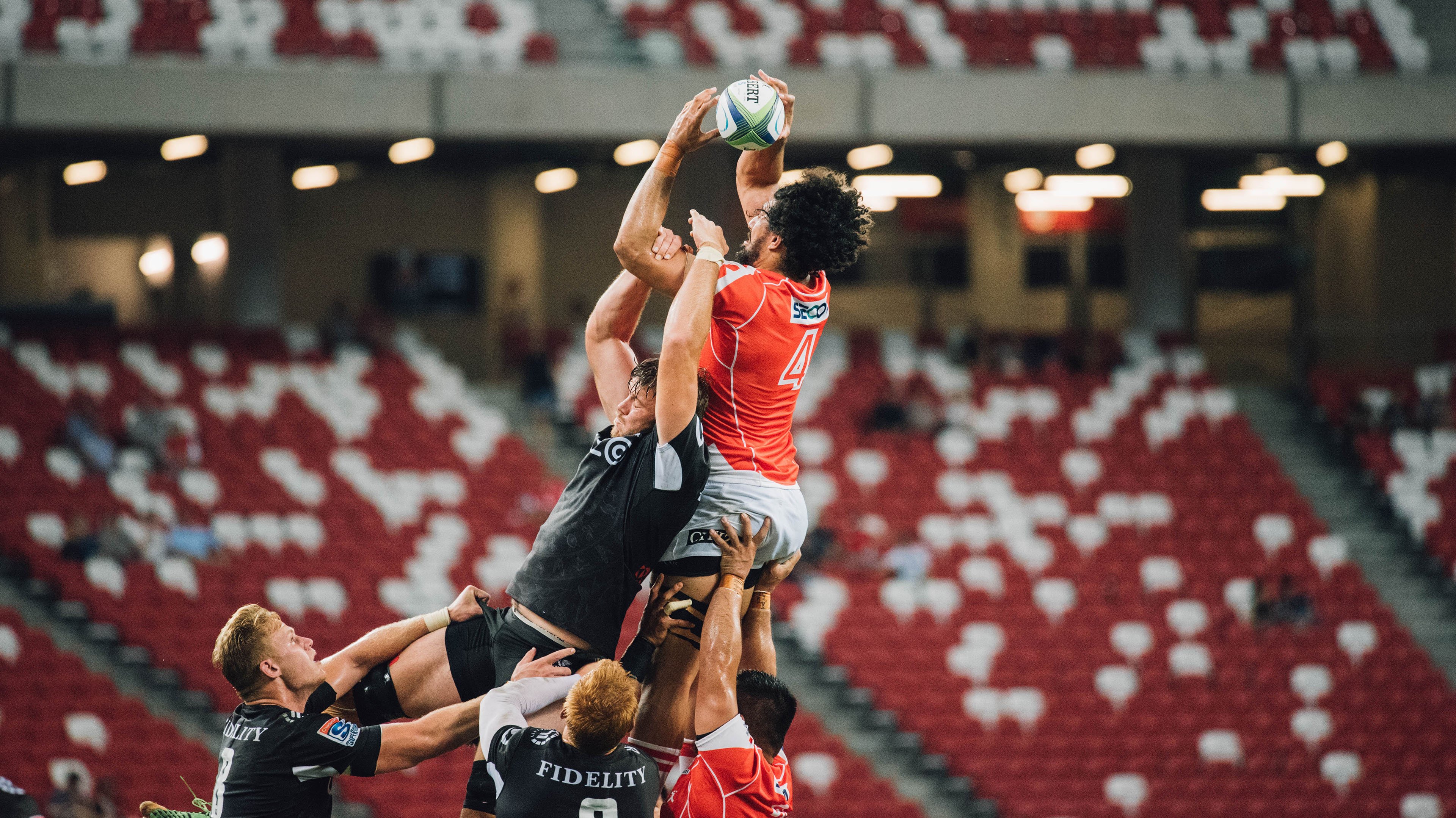 开云体育入口-赛道上的红色风暴，汉密尔顿统治全场，法拉利绝杀红牛